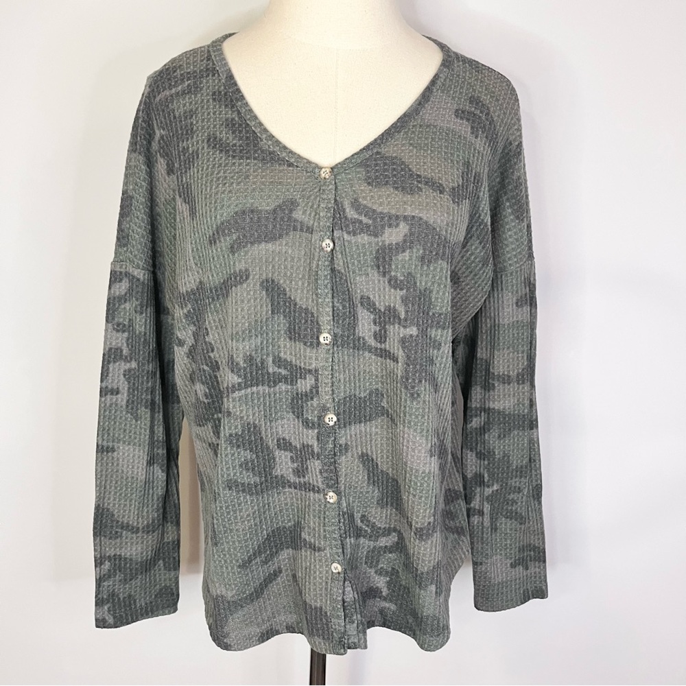 BKE // THE BUCKLE Women’s Green Camo Waffle Knit Button Up Top Medium